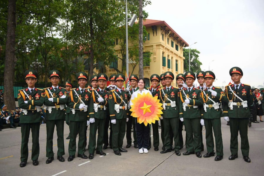 Người dân có thể tranh thủ trước và sau giờ diễu hành để chụp ảnh kỷ niệm với các chiến sĩ công an, quân đội. (Ảnh: Tiền Phong)
