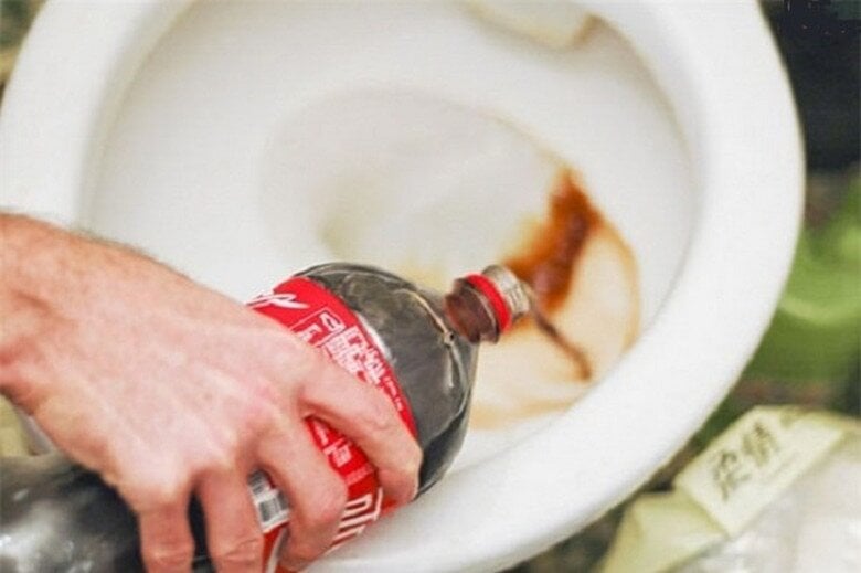Đổ khoảng nửa chai Coca vào bồn cầu để qua đêm