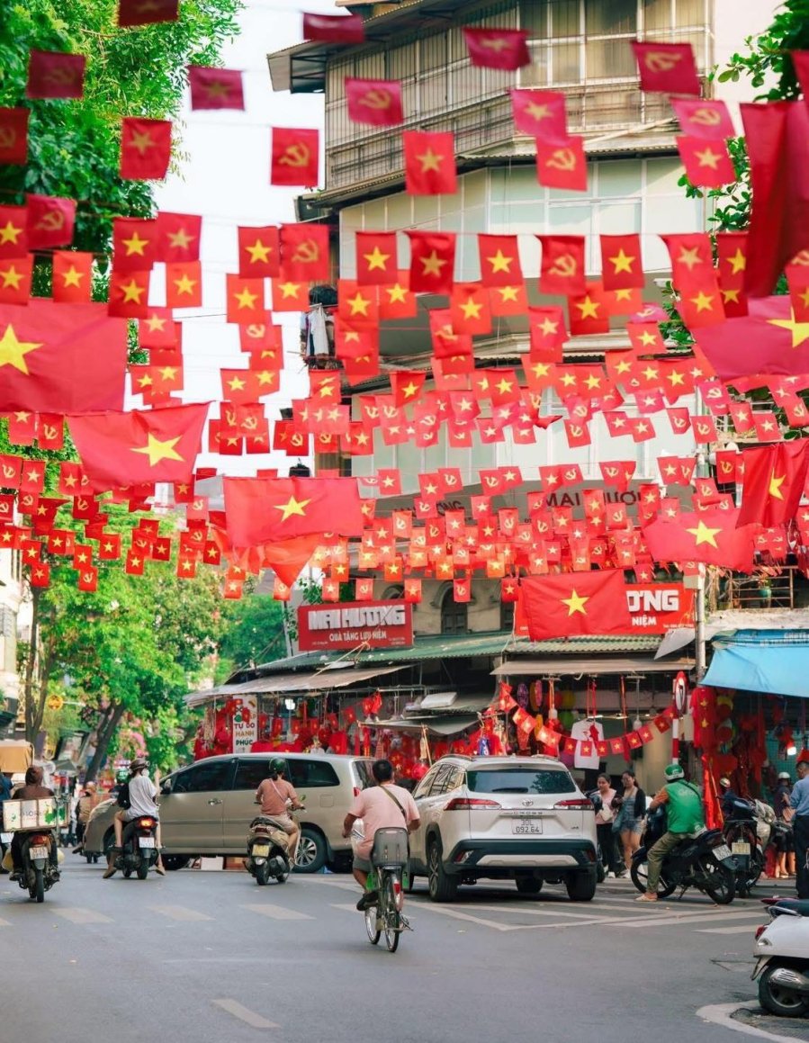 Phố cổ Hà Nội rực đỏ trong sắc cờ Tổ quốc và cờ Đảng, tạo nên diện mạo tưng bừng, gắn kết cộng đồng những ngày cả nước hướng tới đại lễ A80.
