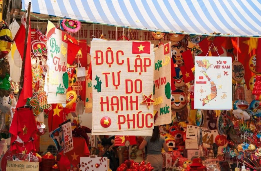 Không khí lễ hội tràn ngập các cửa hàng Hà Nội với cờ, đèn lồng, khẩu hiệu “Độc lập – Tự do – Hạnh phúc” chào mừng 80 năm Cách mạng Tháng Tám và Quốc khánh 2/9.