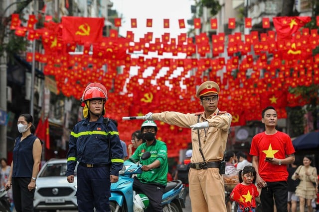 Lực lượng công an, cảnh sát giao thông, cứu hỏa phối hợp giữ gìn an ninh – trật tự, đảm bảo giao thông thông suốt trong những ngày Hà Nội diễn ra luyện tập A80.