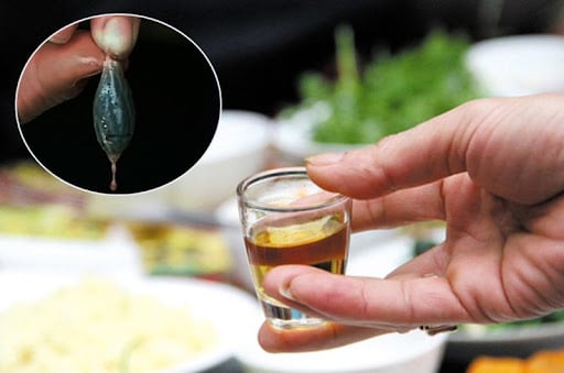 Không ít người theo thói quen dân gian cho rằng mật cá, đặc biệt là mật cá trắm, cá mè có tác dụng sáng mắt, giải độc gan. 