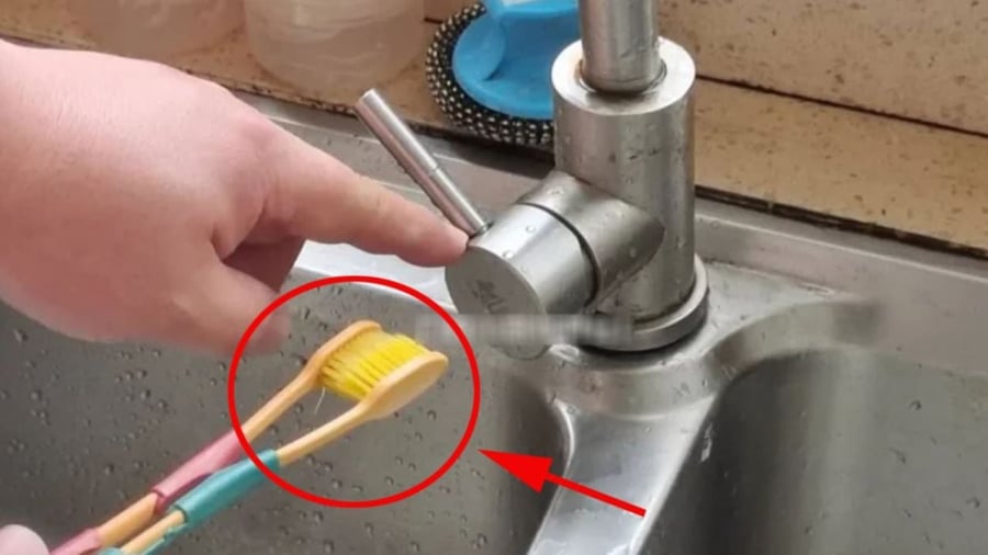 2 bàn chải đánh răng cũ buộc lại với nhau: Giải quyết mọi rắc rối