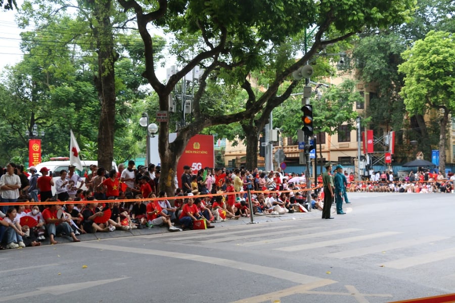 Tại nút giao Phan Đình Phùng – Hùng Vương, người dân đã tập trung từ sáng sớm để chờ đợi buổi tổng hợp luyện A80 đầu tiên diễn ra vào tối nay. (Ảnh: VTV)
