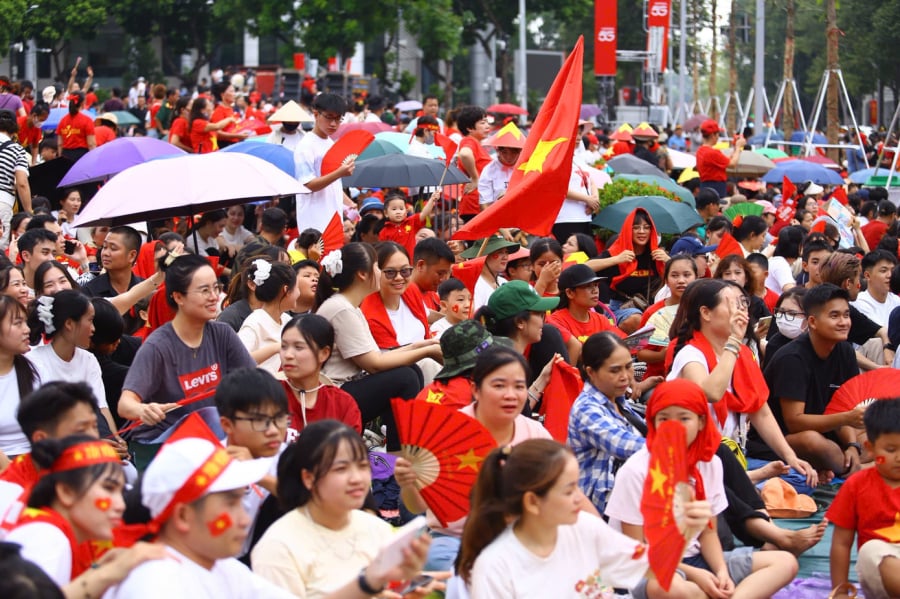 Người dân háo hức chờ đợi buổi tổng hợp hợp luyện đầu tiên. (Ảnh: Tiền phong)