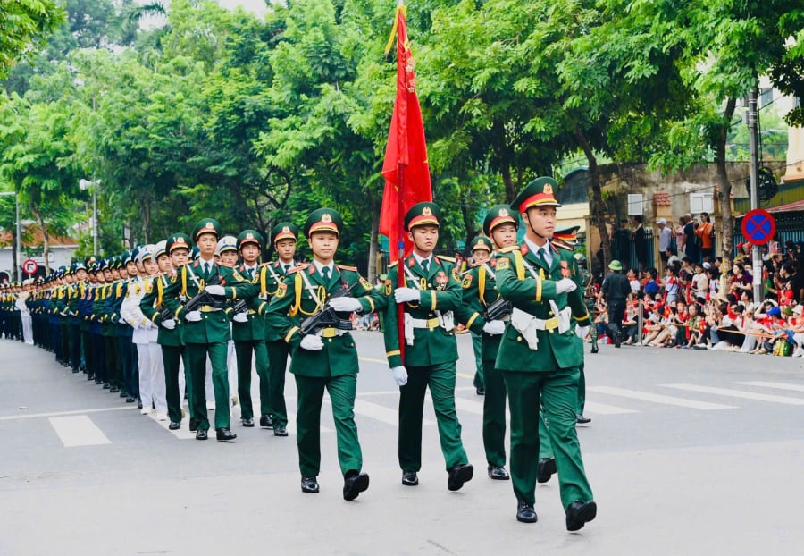 Các lực lượng diễu binh, diễu hành lần lượt tiền về Quảng trường Ba Đình. (Ảnh: Tiền Phong)