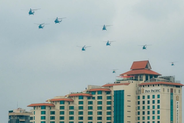 Sáng nay, máy bay trực thăng MI17 xuất phát từ sân bay Hòa Lạc đã bay nhiều vòng quanh khu vực Quảng trường Ba Đình và các khu vực khác của Hà Nội. (Ảnh: Sức khỏe & Đời sống)