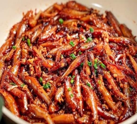 Cá cơm chứa nhiều omega-3 và selenium – hai dưỡng chất vàng giúp giảm nguy cơ bệnh tim.