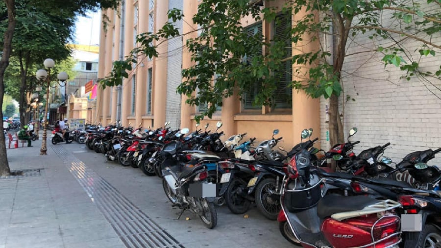 Người dân có thể lựa chọn vị trí gửi xe phù hợp với tuyến đường mà mình dự định sẽ đến để theo dõi, quan sát hoạt động diễu binh, diễu hành. (Ảnh minh họa)
