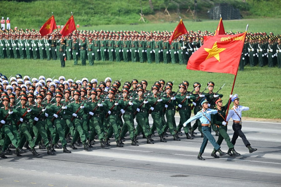 Người dân có thể nhận nhu yếu phẩm (nước uống, lương khô, bánh ăn liền), chỗ che mưa, che nắng... tại các cửa ngõ Thủ đô để xem diễu binh ngày 2/9. (Ảnh minh họa)