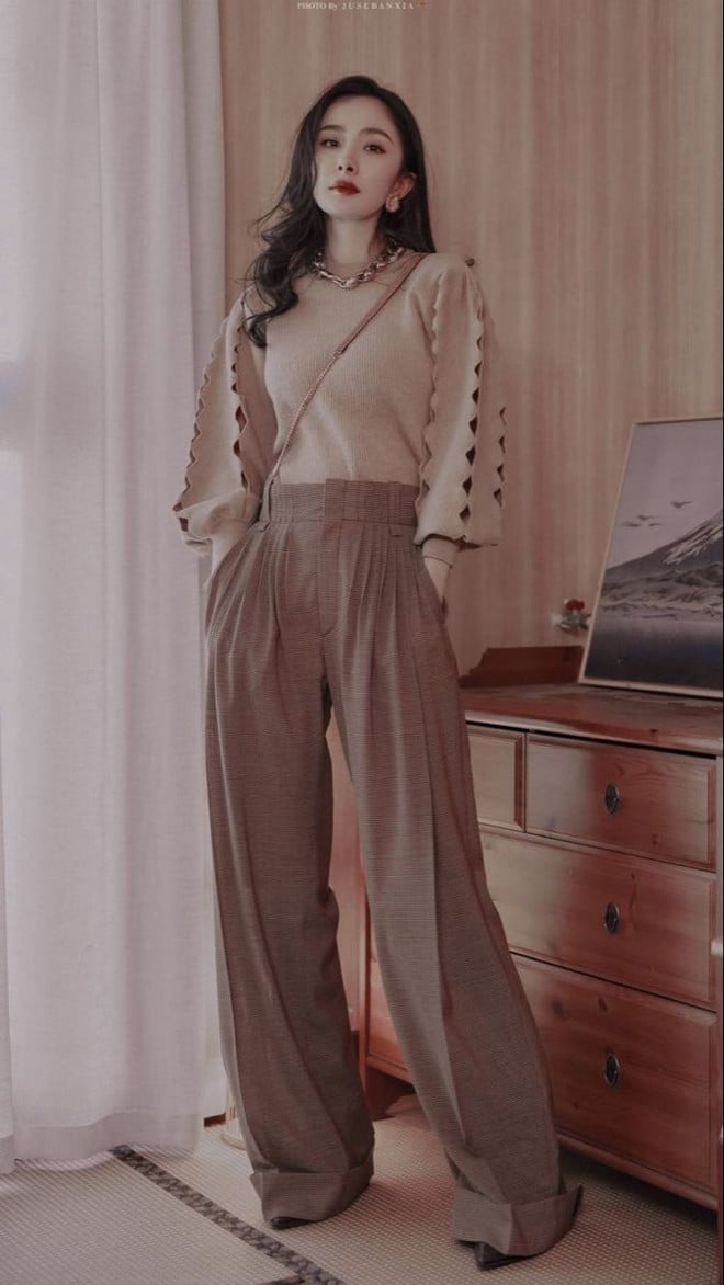 Dương Mịch không ngại “đổi gió” bằng các outfit trẻ trung, ngọt ngào.