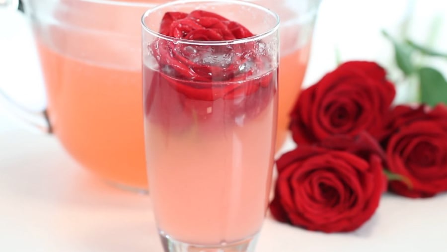 Nước hoa hồng từ lâu đã nổi tiếng với khả năng dưỡng ẩm, làm mềm mịn da và se khít lỗ chân lông