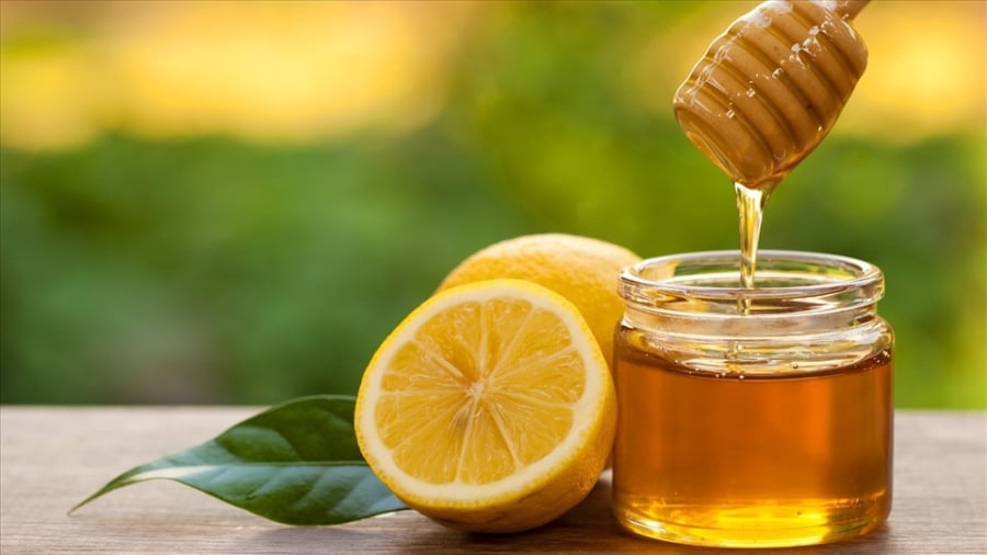 Chanh có tính axit tự nhiên giúp tẩy da chết, kháng khuẩn, trong khi mật ong lại giàu dưỡng chất giúp làm dịu và dưỡng sáng