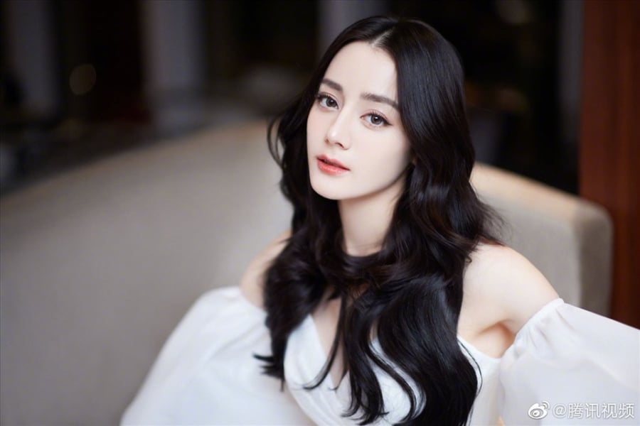 Nhiệt Ba luôn dành thời gian để loại bỏ lớp trang điểm, kem chống nắng và bụi bẩn bằng hai bước