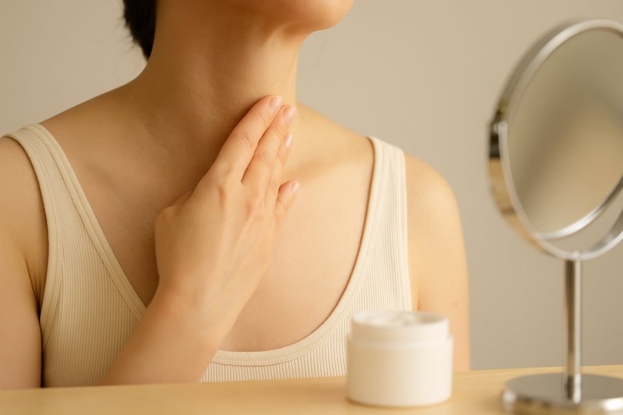 Massage nhẹ vùng cổ mỗi ngày giúp da săn chắc, giảm nếp nhăn và tăng tuần hoàn máu hiệu quả.
