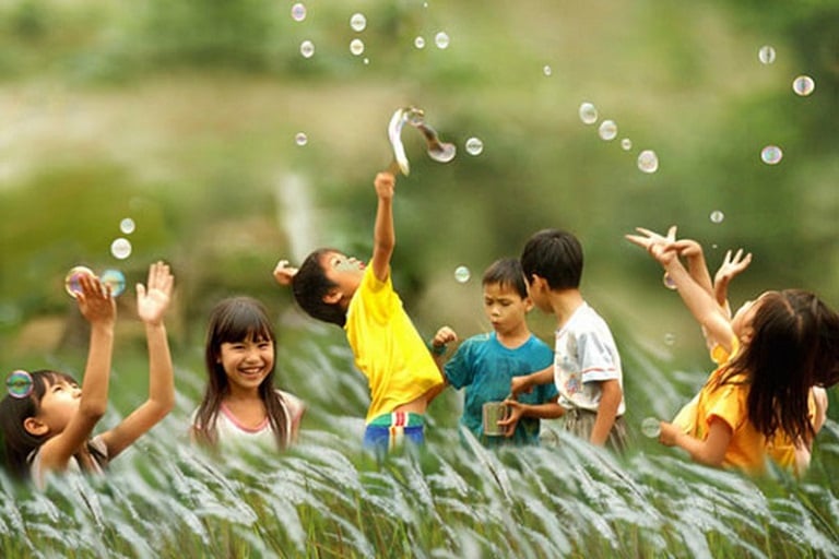 Trẻ em vui vẻ, hoạt bát đến chơi