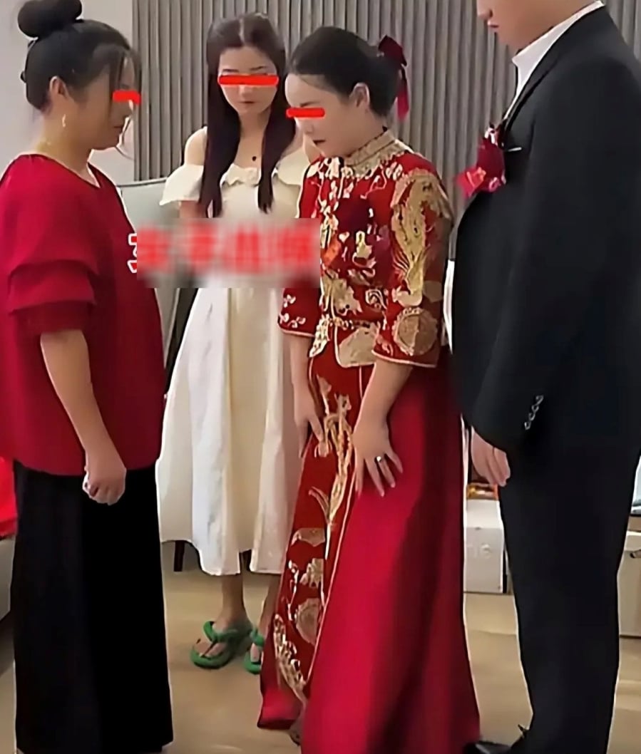 Con gái khóc, buồn vì khoản tiền sính lễ mẹ đã cho em trai. (Ảnh: Sohu)