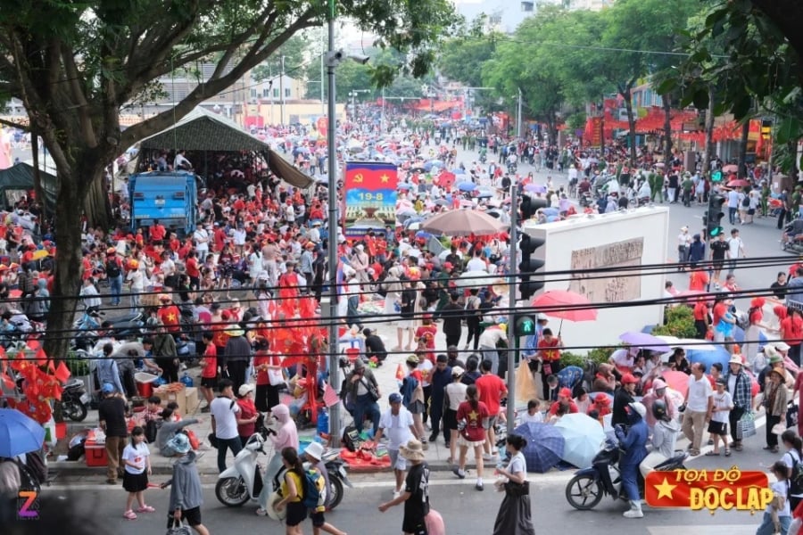Khu vực Hàng Cháo - Hùng Vương - Nguyễn Thái Học là nơi rất gần Quảng trường Ba Đình nên thu hút rất đông người dân đến đây chờ đợi. (Ảnh: Tạp chí Tri thức Znews)