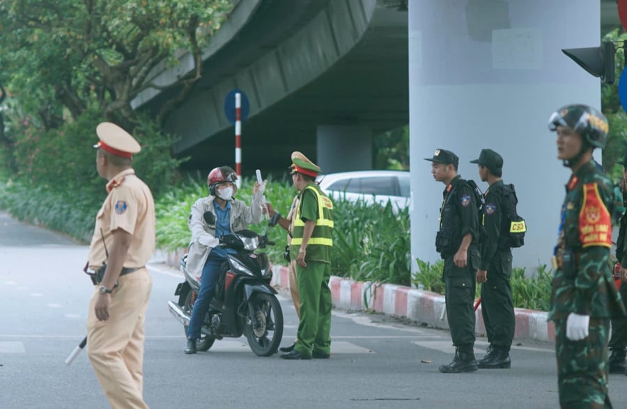 Lực lượng CSGT, CSCĐ, kiểm soát quân sự, công an đã có mặt ở nhiều tuyến đường để điều tiết giao thông. Trong ảnh là nút giao đường Nghi Tàm - Thanh Niên. (Ảnh: Tiền Phong)