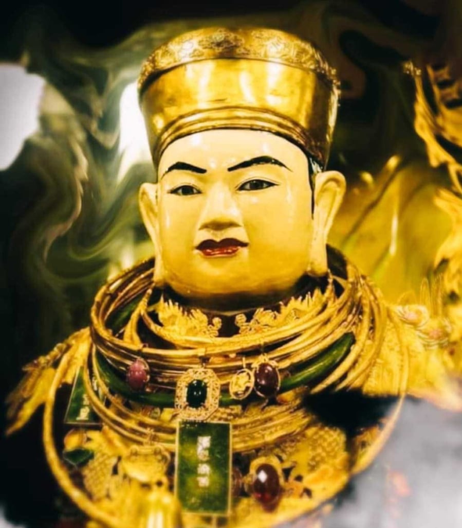 Trong tín ngưỡng dân gian Việt Nam, Ông Hoàng Bảy được xem là vị Thánh mang lại may mắn, tài lộc, đặc biệt che chở cho những người làm ăn, buôn bán, giao thương.