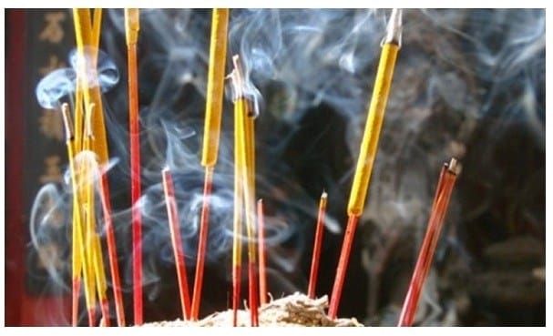 Thắp hương tháng 7 cô hồn càng cần đặc biệt chú ý
