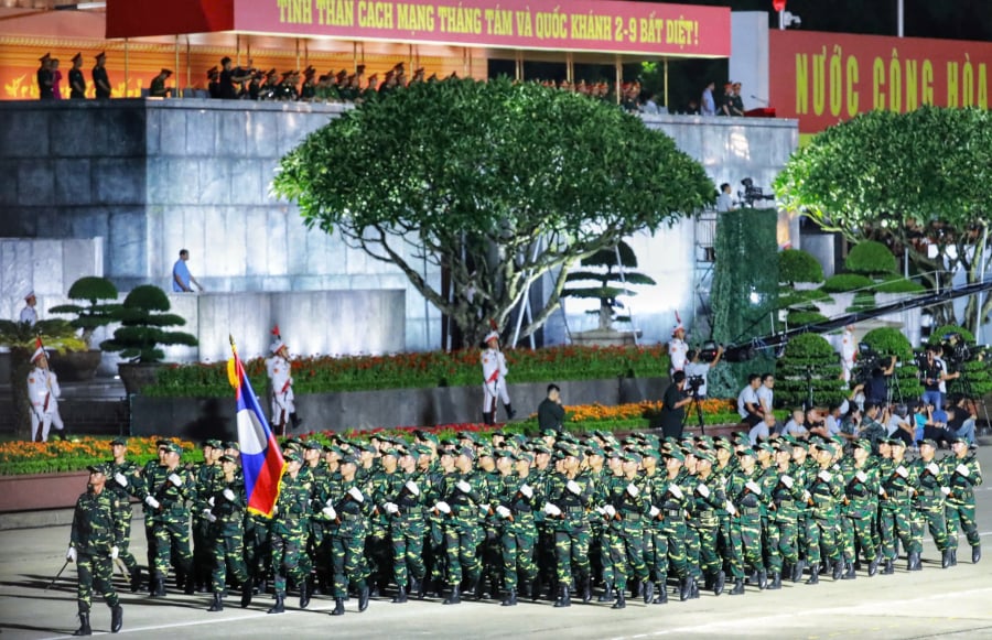 Khối quân đội nhân dân Lào đi qua lễ đài. (Ảnh: Lao động)