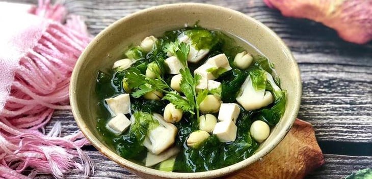 Trong số các món biển thì rong biển là thứ dễ ăn nhất, có thể chế biến nhanh và đa dạng: từ canh, salad đến trộn giấm