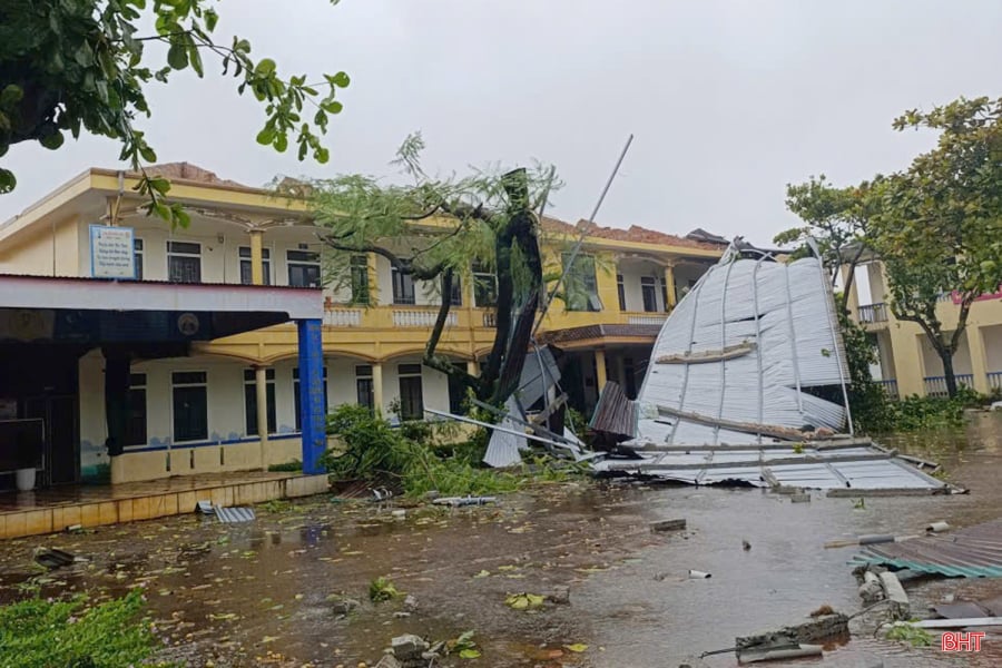 Tại Trường Tiểu học Đỉnh Bàn (Hà Tĩnh) gió thổi bay mái tôn của dãy nhà 2 tầng. (Ảnh: Báo Hà Tĩnh)