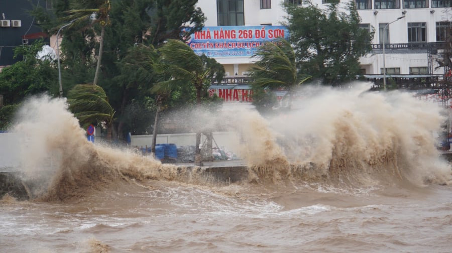 Khu vực biển Đồ Sơn có sóng lớn. (Ảnh: Tiền Phong)