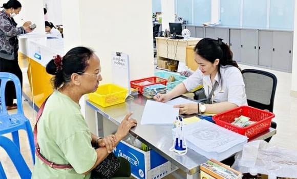 Đại diện BHXH TP.HCM cho biết lịch chi trả lương hưu và trợ cấp BHXH đã được thống nhất từ tháng 8/2025, do đó tháng 9 sẽ tiếp tục thực hiện theo quy định này, nhưng có điều chỉnh phù hợp với kỳ nghỉ lễ Quốc khánh.