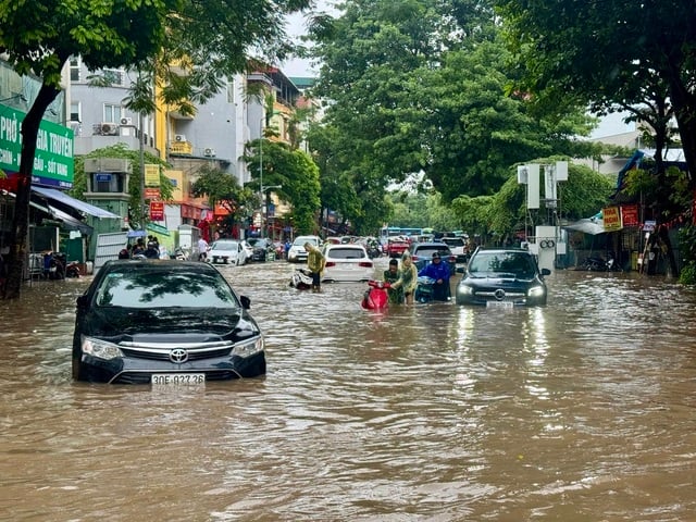 Phố Giang Văn Minh hướng ra Kim Mã nước ngập đến ngang yên xe máy. (Ảnh: doisongphapluat/nguoiduatin)