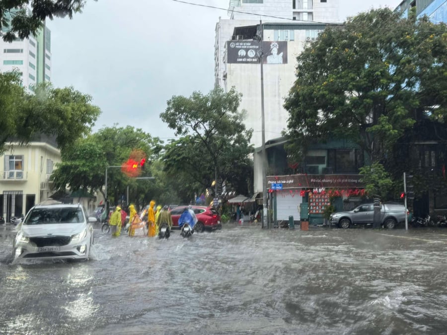 Ngã năm Bà Triệu nước dâng cao. (Ảnh: Tiền Phong)
