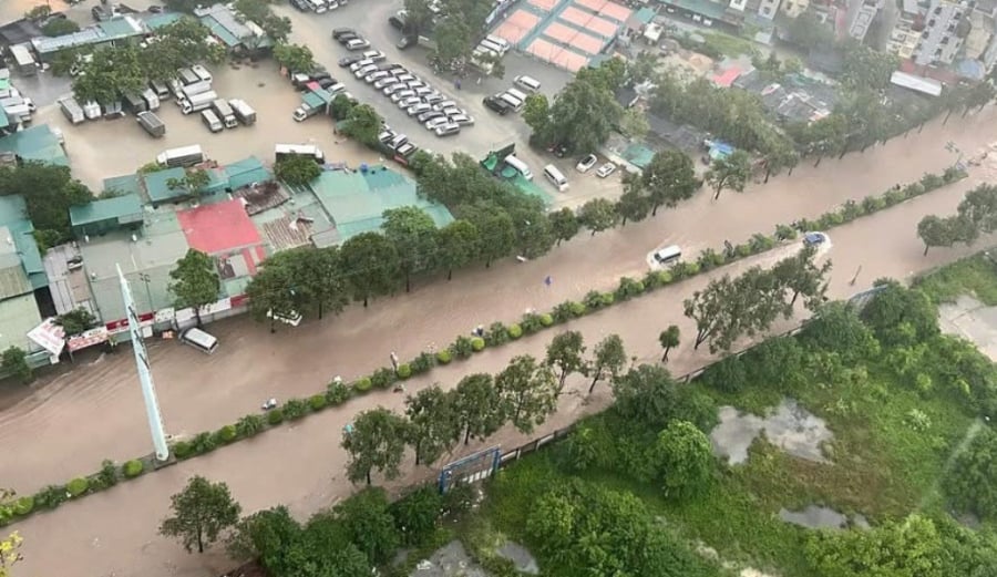 Nước ngập mênh mông trên tuyến đường Lê Văn Lương - Tố Hữu. (Ảnh: Tiền Phong)