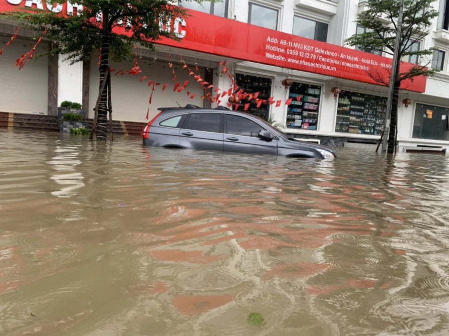 Tại Khu đô thị Nam An Khánh (xã Hoài Đức, Hà Nội), đến 2h chiều, nước vẫn chưa rút. (Ảnh: Lao Động)