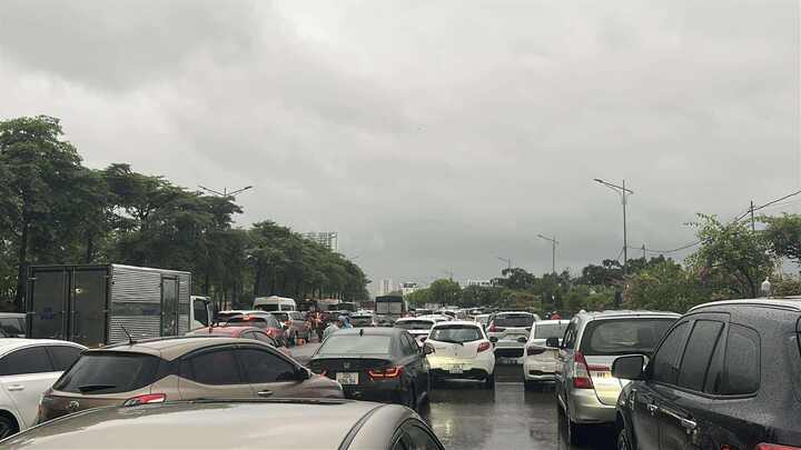 Các phương tiện gần như không thể di chuyển trên tuyến đường Phạm Tu. (Ảnh: VTC news)