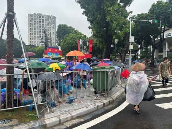 Tại các tuyến đường như Trần Phú, Hùng Vương – được ví như vị trí “kim cương” vì có thể quan sát trọn vẹn đoàn diễu binh – hàng nghìn người đã xếp hàng từ sớm.