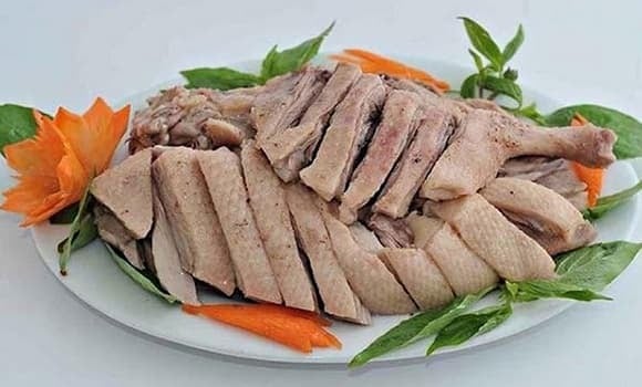 Thịt vịt là nguồn protein chất lượng cao, chỉ 100g (bỏ da) cung cấp khoảng 23,5g protein, đáp ứng 47% nhu cầu hàng ngày, cần thiết cho sự phát triển của tế bào và cơ bắp.