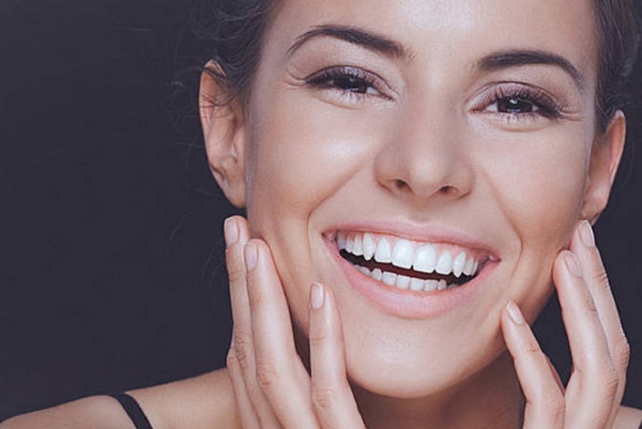 Massage quanh nếp gấp mũi – má là phương pháp đơn giản giúp cải thiện rãnh cười.