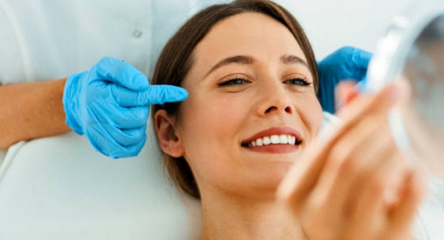 Rãnh cười vốn có sẵn ở hầu hết mọi người, nhưng theo thời gian, sự lão hóa da và cơ mặt khiến chúng ngày càng rõ nét.