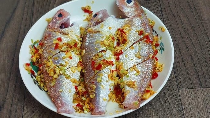 Trước hết là cần chọn cá còn tươi
