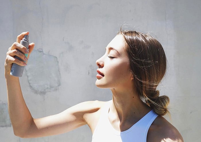 Nếu sử dụng xịt khoáng ở khoảng cách quá gần và không đều, bề mặt da có thể xuất hiện vết loang lổ