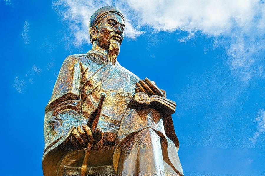 Tượng Trạng Trình Nguyễn Bỉnh Khiêm tại Hải Phòng – nơi lưu dấu công lao và trí tuệ của ông.