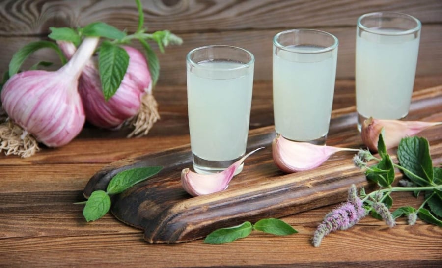 Uống nước tỏi ngâm vào buổi sáng