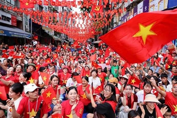 Theo đó, mỗi công dân Việt Nam và người gốc Việt chưa xác định quốc tịch nhưng đã được cấp giấy chứng nhận căn cước, có số định danh cá nhân trong Cơ sở dữ liệu quốc gia về dân cư (tính đến hết ngày 30/8) sẽ nhận 100.000 đồng/người bằng tiền.