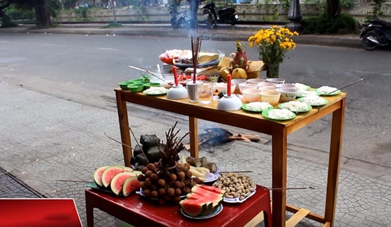 Cúng cô hồn nên làm mâm cúng riêng và đặt ngoài trời không cúng cùng gia tiên