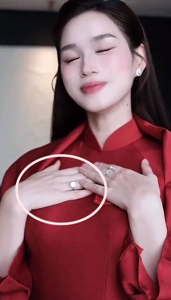 Không ít khán giả ngay lập tức đặt nghi vấn phải chăng Đỗ Hà đang ngầm xác nhận sắp theo chồng bỏ cuộc chơi?