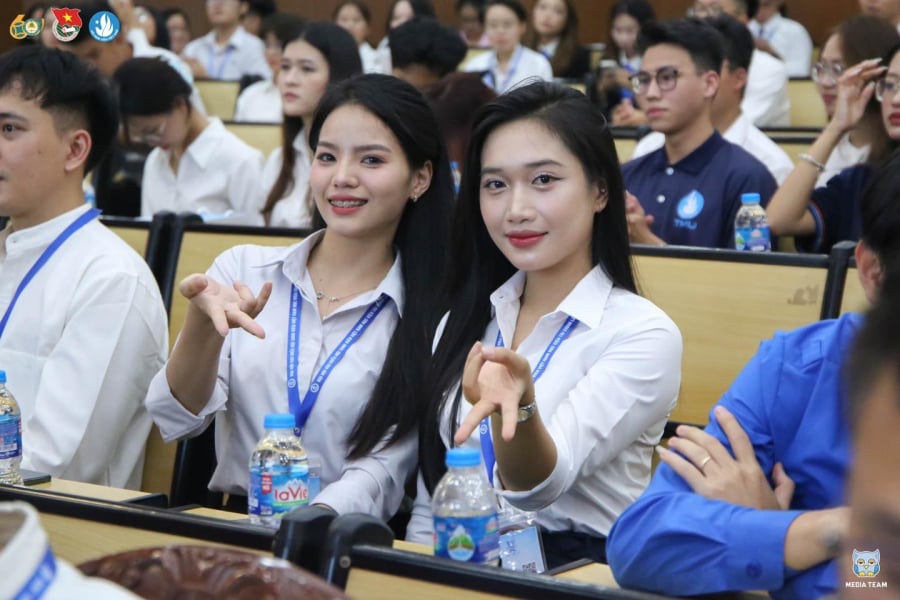 Sinh viên Học viện Tài chính cũng được thưởng 100.000 đồng/người nhân Kỷ niệm 80 năm Ngày truyền thống ngành Tài chính và dịp Lễ 2/9.