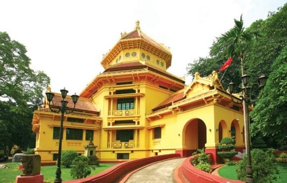 Bảo tàng Lịch sử Quốc gia là nơi lưu giữ và trưng bày kho tàng hiện vật, tài liệu, hình ảnh quý giá phản ánh tiến trình lịch sử Việt Nam từ thời Tiền sử đến hiện đại.
