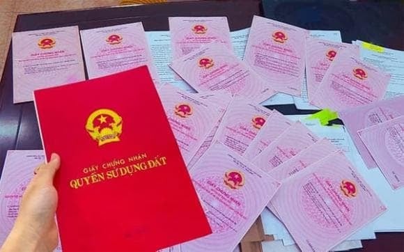 Trường hợp tặng cho hoặc thừa kế quyền sử dụng đất, người nhận là hộ nghèo, hộ cận nghèo hoặc người thừa kế vẫn được tiếp tục ghi nợ.