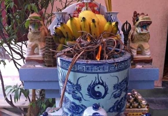 Gia chủ cần vệ sinh bàn thờ sạch sẽ, điều chỉnh bát hương về đúng vị trí, sau đó thắp hương và thành tâm khấn vái.